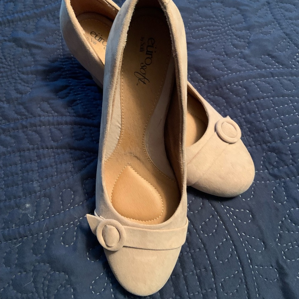 Euro soft light tan suede pumps